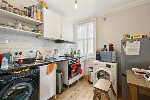 3 bedroom flat to rent, Heber Road, London, NW2