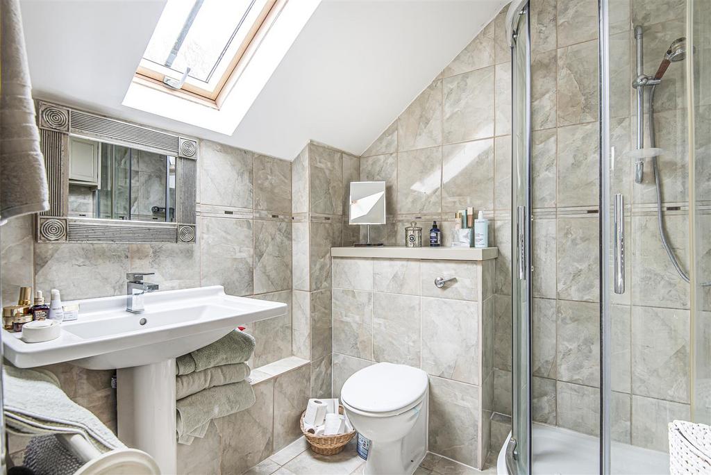 En suite to Bed 1