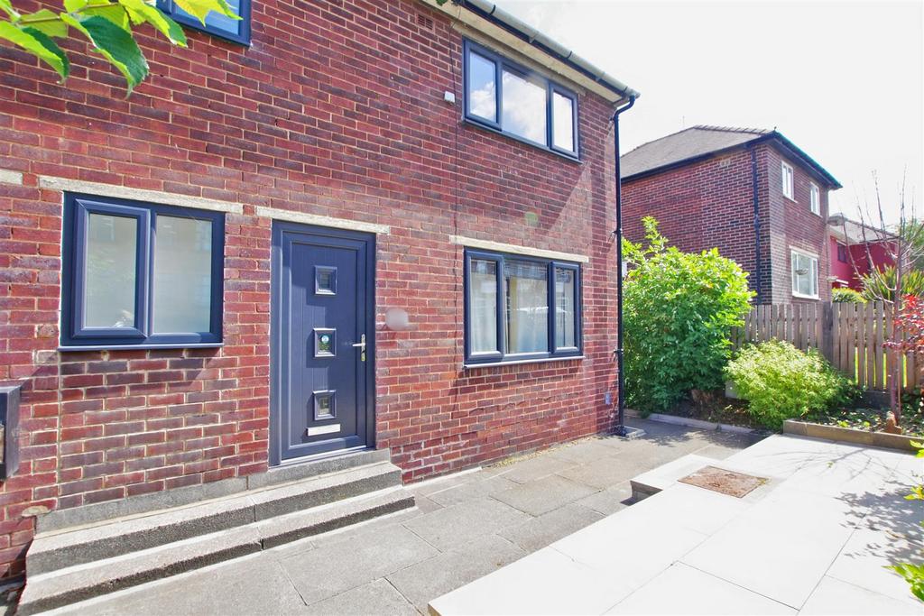 Huddersfield Road, Elland 3 bed end of terrace house for sale £180,000
