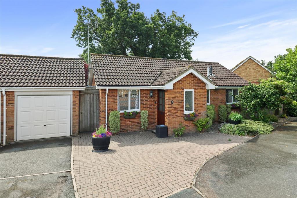 Sandbanks Gardens, Hailsham 2 bed detached bungalow for sale £330,000