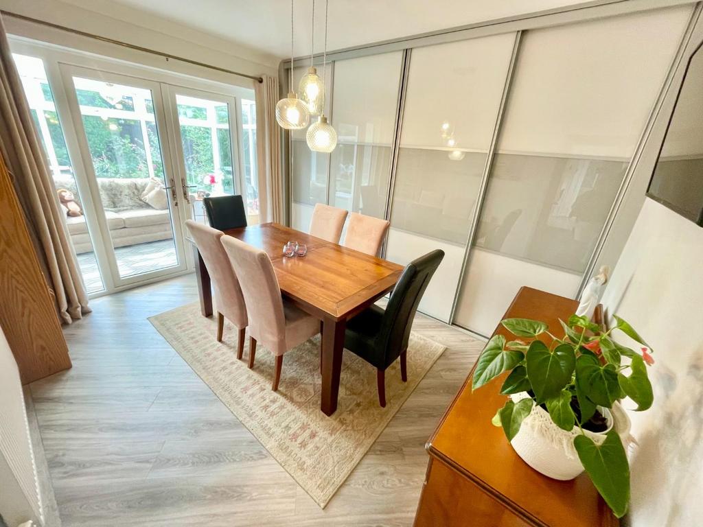 Bed/Dining Room