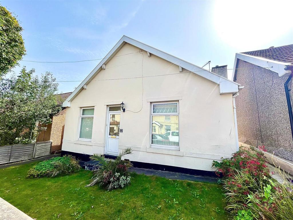 Lightcliffe Road, Crosland Moor, Huddersfield 2 bed detached bungalow