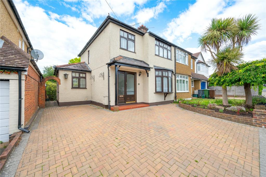 Salisbury Avenue, St. Albans, Hertfordshire 3 bed semidetached house