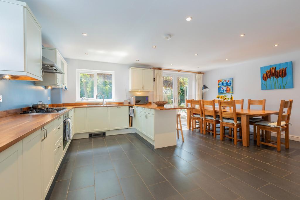 River Area Thames Crescent, Maidenhead 5 bed detached house £1,075,000