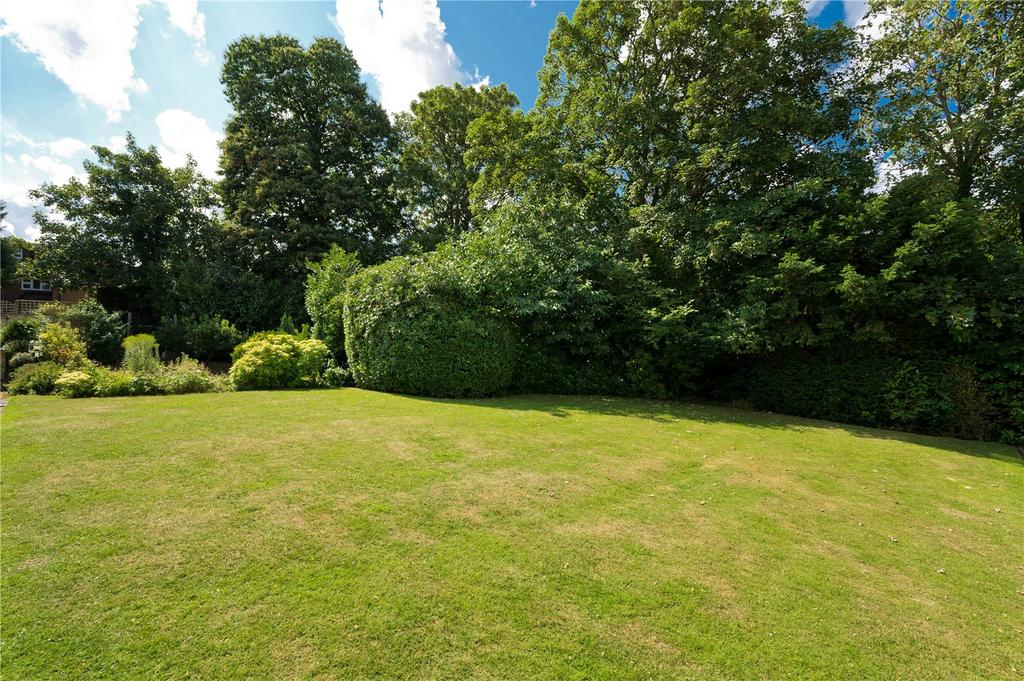 Belvedere Close, Esher, Surrey, KT10 2 bed maisonette - £1,700 pcm (£ ...