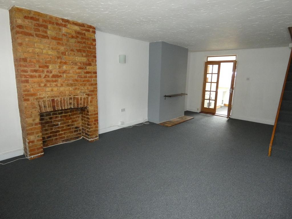 Vicarage Road, Thetford, IP24 2LW 3 bed terraced house £200,000