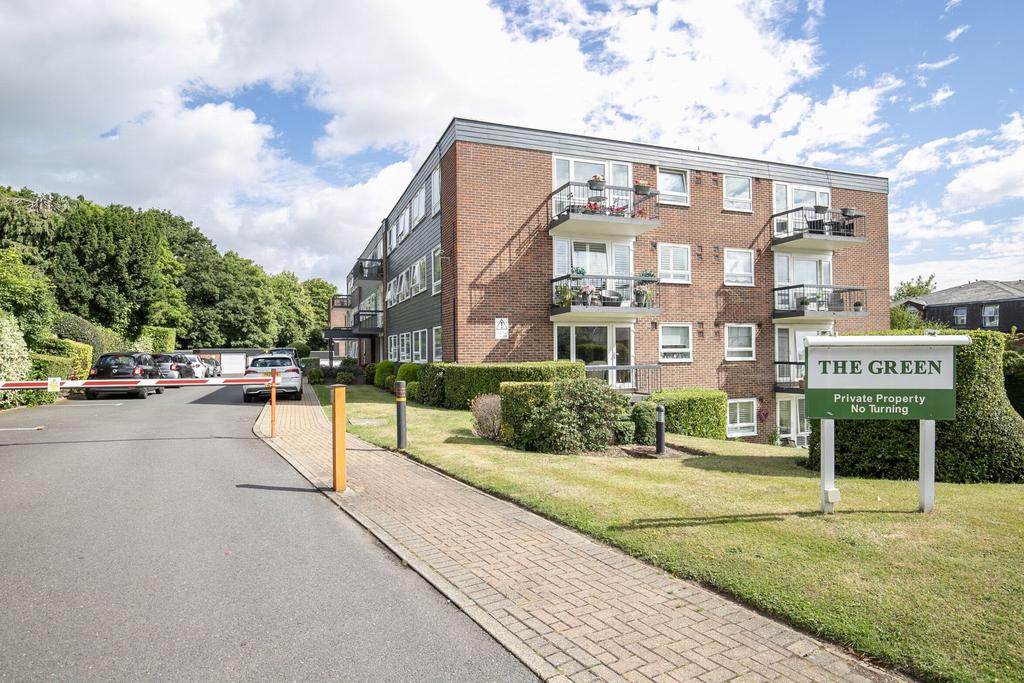 Palmerston Road, Buckhurst Hill, IG9 2 bed apartment for sale £420,000