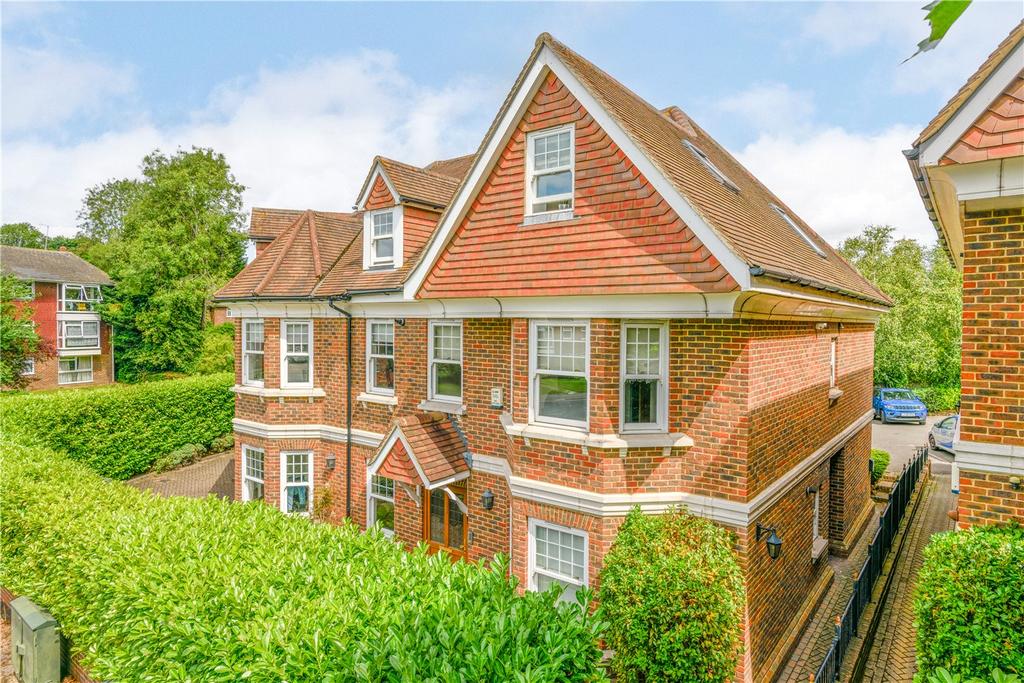Park Rise, Leatherhead, Surrey, KT22 2 bed apartment to rent £1,425