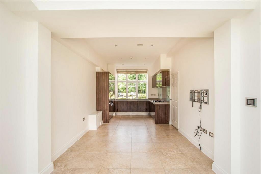 Royal Connaught Drive, Bushey WD23 1 bed apartment £1,600 pcm (£369 pw)