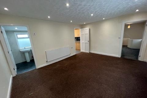 2 bedroom flat to rent, Colne Road,