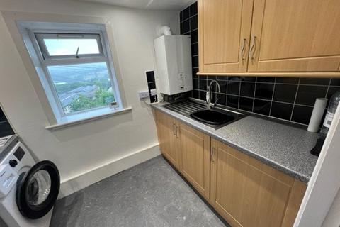 2 bedroom flat to rent, Colne Road,