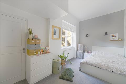 2 bedroom flat to rent, Clifton Gardens, London