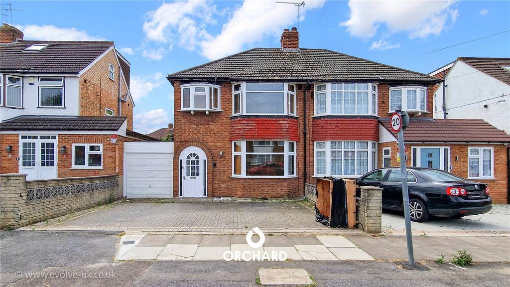 Ryefield Avenue, Hillingdon, UB10 3 bed semidetached house to rent £