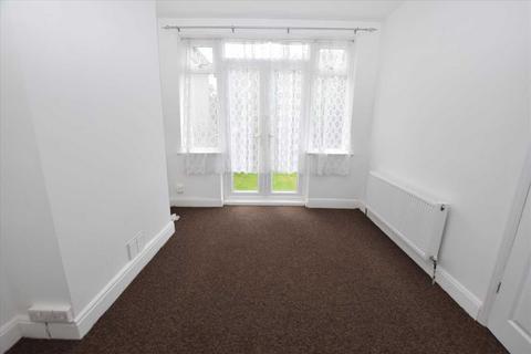 3 bedroom semi-detached house to rent, Gainsborough Gardens, Edgware