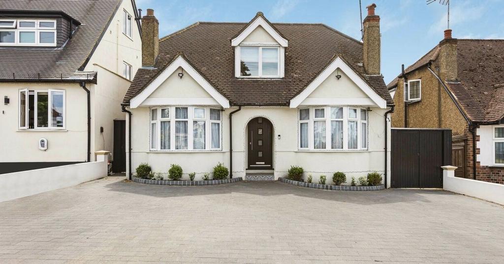 The Walk, Potters Bar, EN6 1QF 4 bed detached bungalow for sale £
