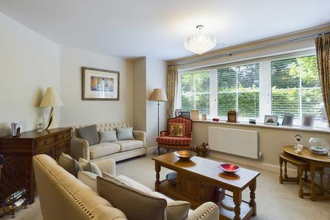 2 bedroom apartment for sale - Mountbatten House, Hempstead Road, Bovingdon