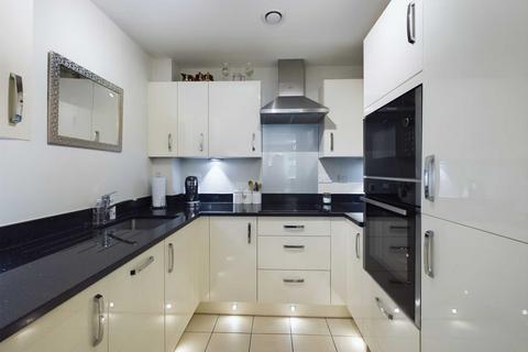 2 bedroom apartment for sale - Mountbatten House, Hempstead Road, Bovingdon