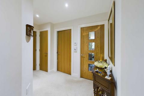 2 bedroom apartment for sale - Mountbatten House, Hempstead Road, Bovingdon