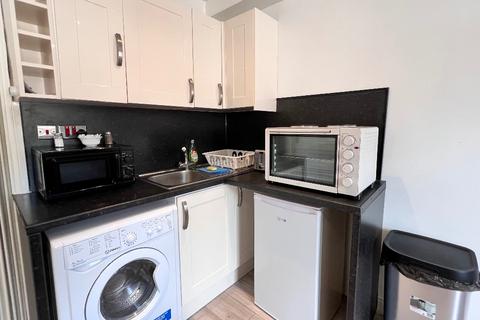 Studio to rent, Finchley Road, London