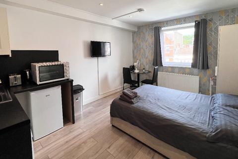 Studio to rent, Finchley Road, London