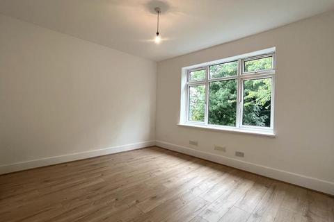 Studio to rent, Colney Hatch Lane, Muswell Hill, London, N10