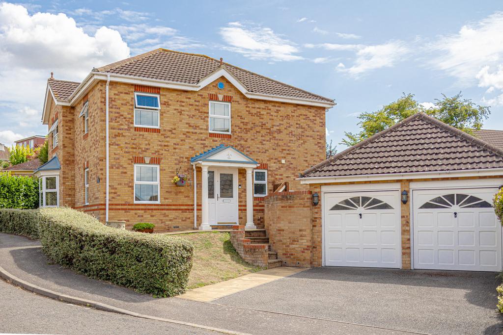 Victoria Avenue, Rayleigh, SS6 4 bed detached house for sale £700,000