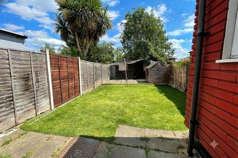 3 bedroom semi-detached house to rent, Woodbank Road, Bromley, BR1