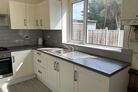 3 bedroom semi-detached house to rent, Woodbank Road, Bromley, BR1