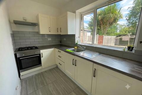 3 bedroom semi-detached house to rent, Woodbank Road, Bromley, BR1