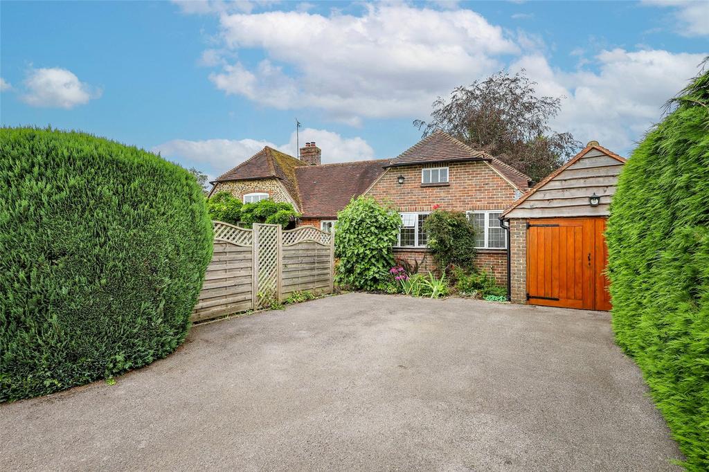 Farnham Road, Liss, Hampshire, GU33 2 bed bungalow for sale £650,000