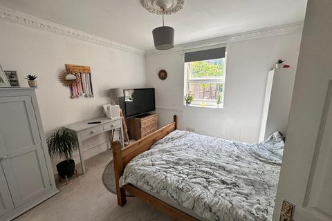 51 Arnold Road, Woking, GU21 5JX