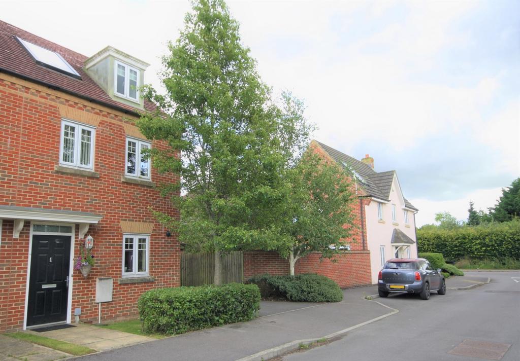 3 bedroom semi-detached house to rent