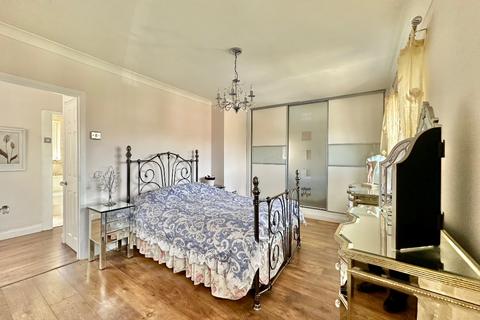 27 Dorking Walk, Romford, RM3 9AF