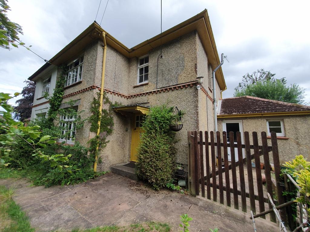 Clarendon Road, Alderbury, Salisbury, Wiltshire, SP5 3 bed semi