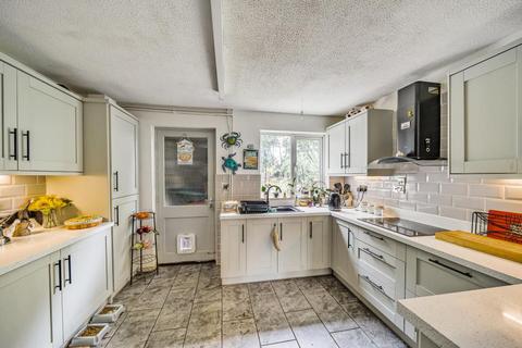 3 Blakes Avenue, Witney, OX28 3SX