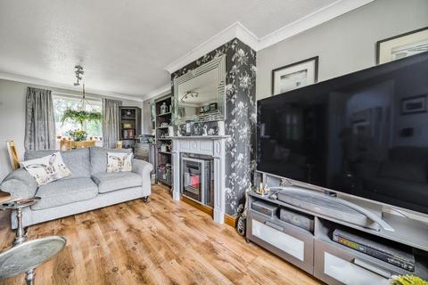 3 Blakes Avenue, Witney, OX28 3SX