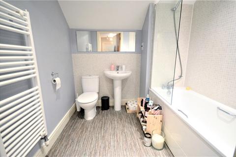 2 bedroom apartment to rent, Warren Close, Farnham, Surrey, GU9