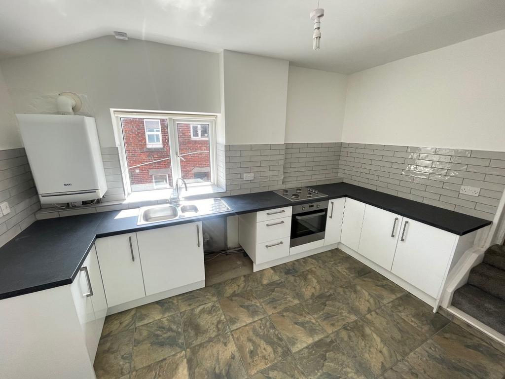 Cambridge Avenue, Whitley Bay. NE26 1BA 3 bed flat £900 pcm (£208 pw)