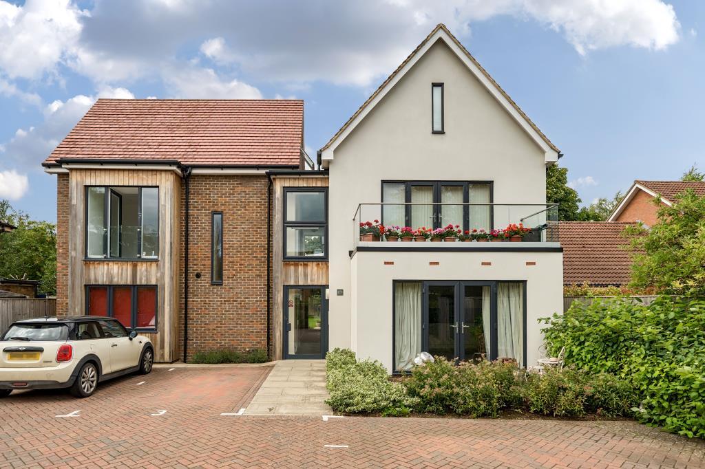 Thame Road, Haddenham, HP17 1 bed apartment £1,200 pcm (£277 pw)