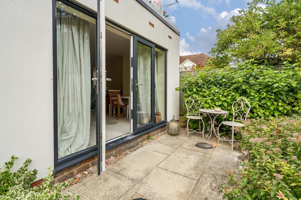 Thame Road, Haddenham, HP17 1 bed apartment £1,200 pcm (£277 pw)