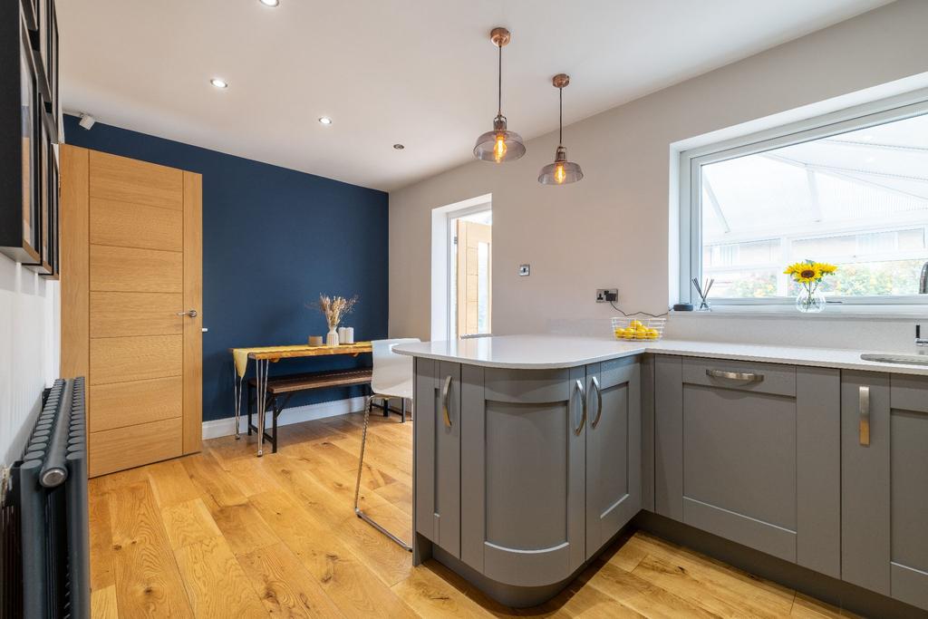 Warren Park, Hove Edge, HD6 2RR 3 bed semidetached house for sale £