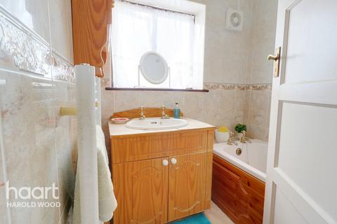 37 Daventry Road, Romford, RM3 7QS
