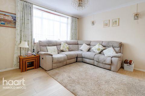 37 Daventry Road, Romford, RM3 7QS