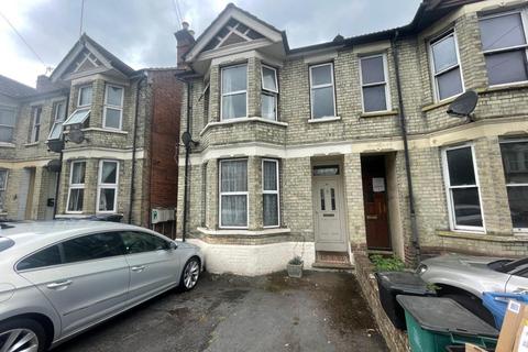 6 bedroom semi-detached house to rent, Priory Avenue,