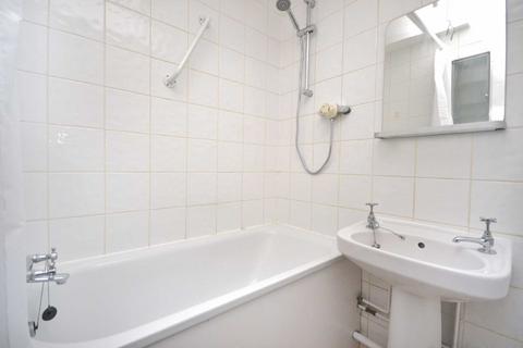 Studio to rent, Wilton Road, Victoria, SW1V