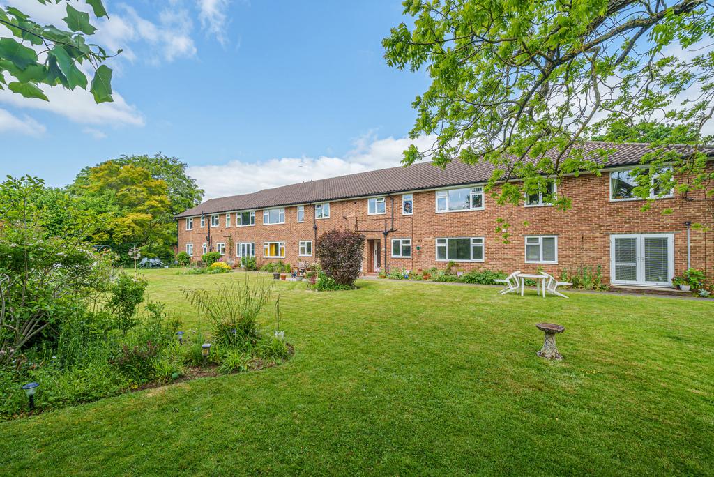 Frith Hill Road, Godalming, Surrey, GU7 2 bed £1,250 pcm
