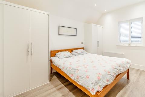 3 bedroom detached house to rent, Chervil Close, Godalming, GU7
