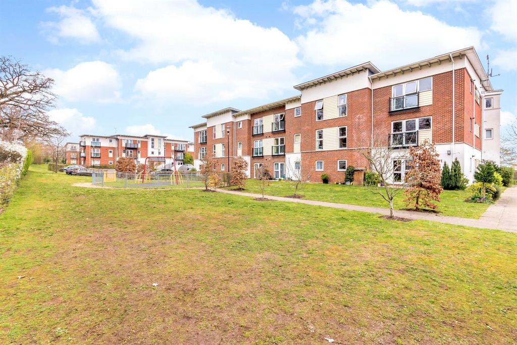 Park View Road, Leatherhead KT22 2 bed apartment to rent £1,195 pcm