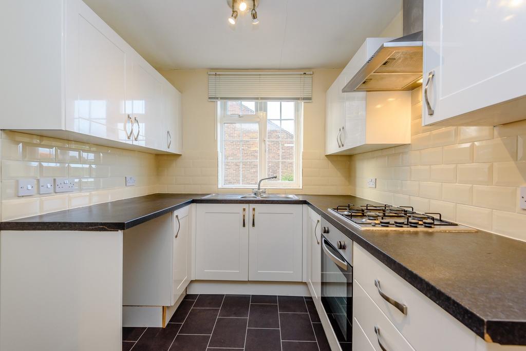 The Street, Wrecclesham, GU10 2 bed apartment £895 pcm (£207 pw)