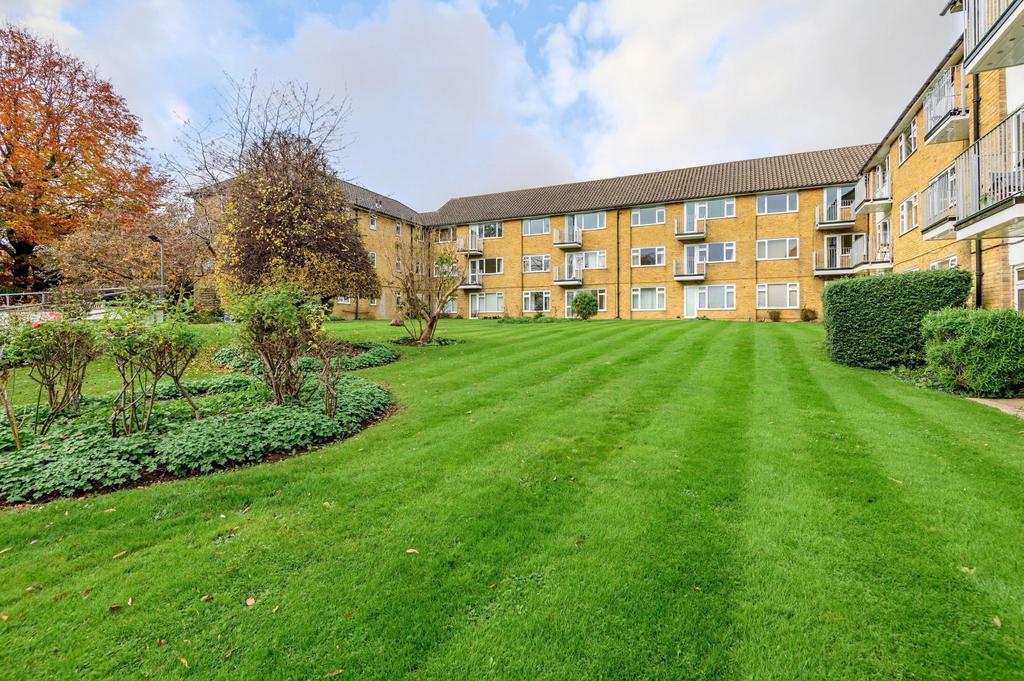 Sumner Road, Farnham GU9 2 bed apartment to rent £1,100 pcm (£254 pw)